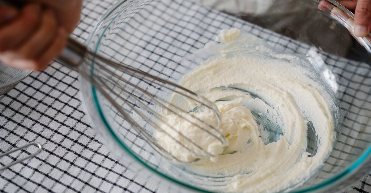 Emulsifying a cream sauce